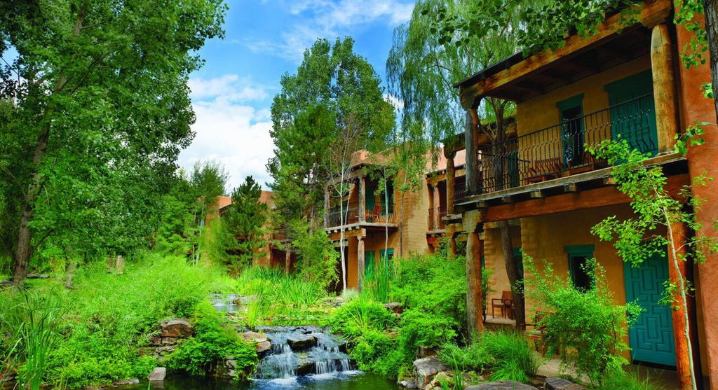 Is El Monte Sagrado Good for a Romantic Trip?